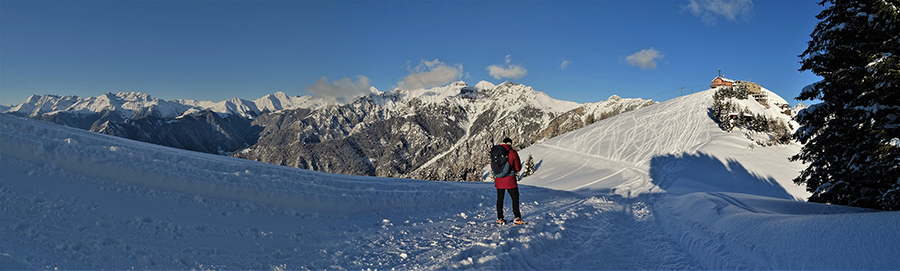 Vista panoramica verso il Monte Torcola Soliva (1746 m), la costiera Cavallo-Pegherolo-Secco ed oltre